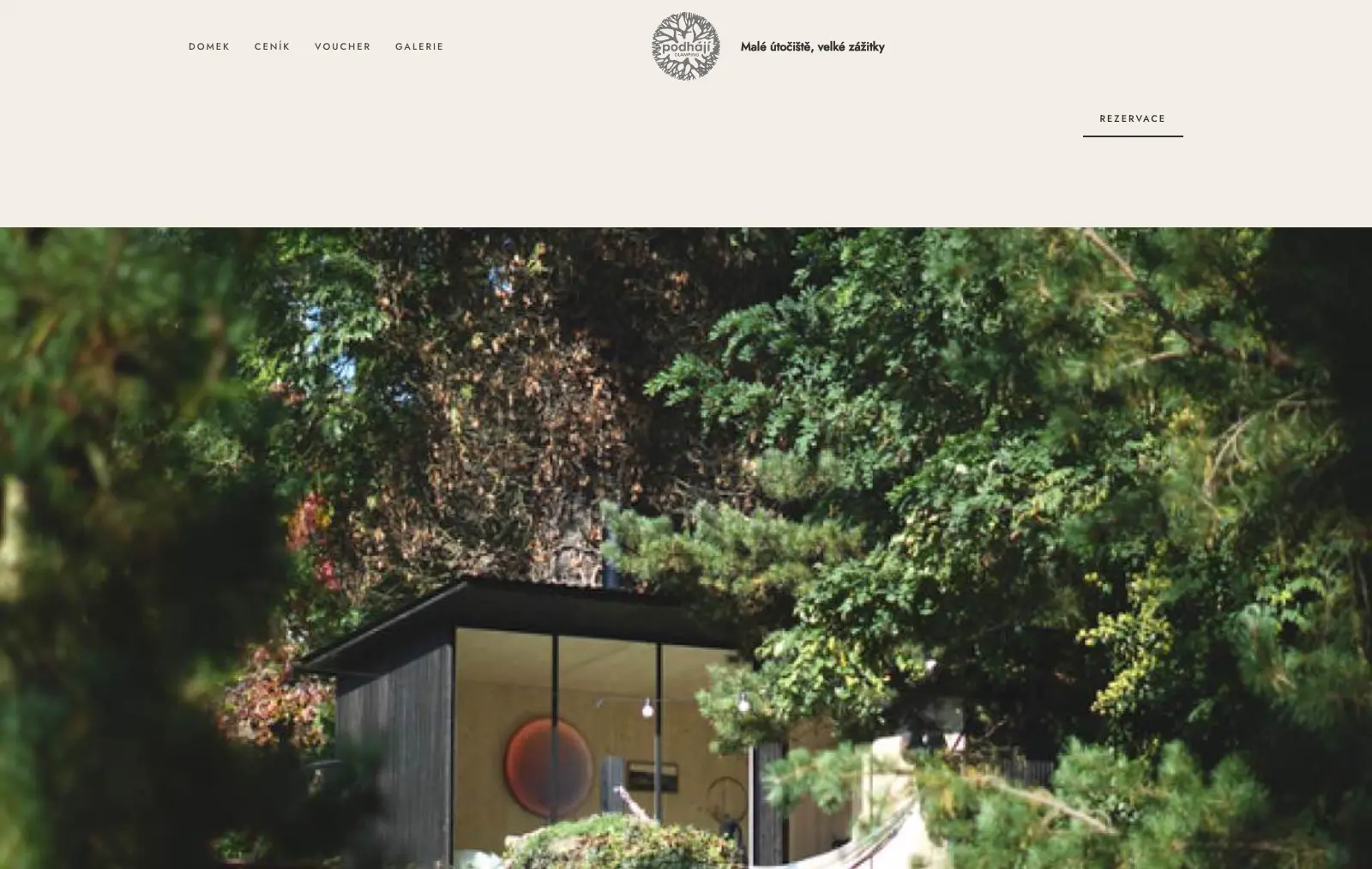 Hotový web ubytování, jak ho vidí hosté: velká fotka domku v zahradě, menu a tlačítko Rezervace (ukázka glampingu Podhájí)