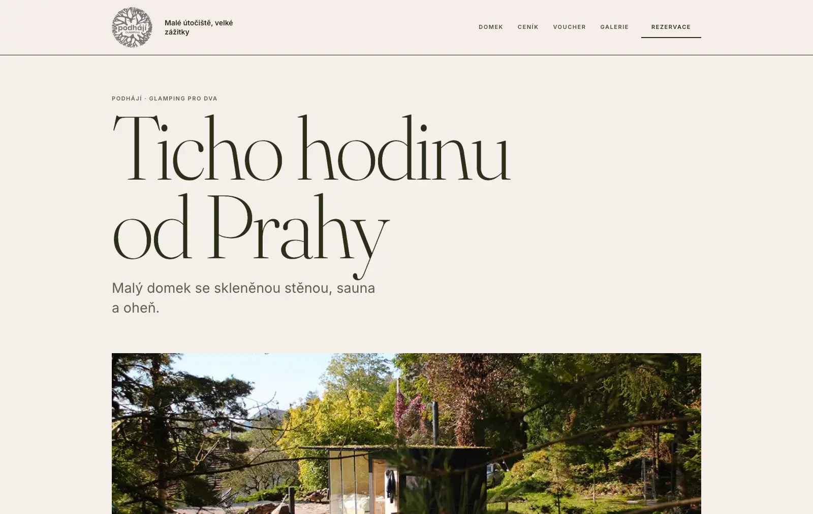 Tentýž web v šabloně Magazín: velký nadpis, pod ním fotka zahrady na světlém pozadí